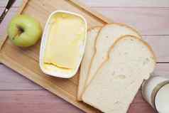 新鲜的黄油容器面包苹果牛奶表格