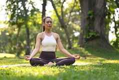 健康的女人练习瑜伽冥想关闭眼睛健康生活方式正念冥想概念