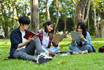 集团学生阅读书准备考试绿色草坪上大学校园青年生活方式友谊概念