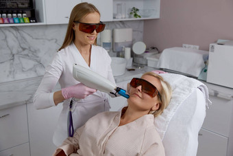 女人接收激光治疗美容诊所