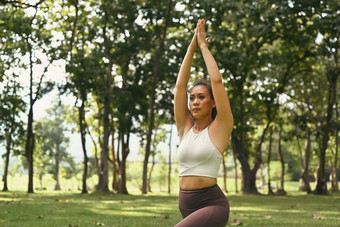 运动千禧女人实践瑜伽站战士构成自然环境背景