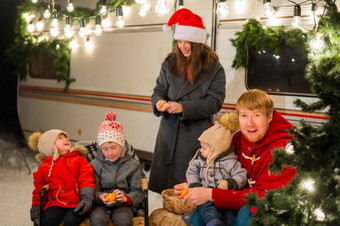 快乐高加索人家庭庆祝圣诞节在户外父母儿子旅行露营者