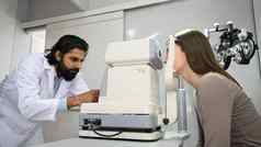 图像高加索人女人检查视力汽车折射望远镜眼科医生诊所眼睛健康检查眼科学概念