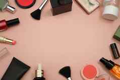 平躺作文化妆品产品粉红色的柔和的背景复制空间文本