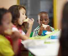 享受有营养的午餐学前教育孩子们午餐打破吃三明治