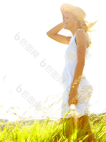 我发现的地方太阳美丽的年轻的金发女郎女人站草地穿遮阳帽阳光明媚的一天