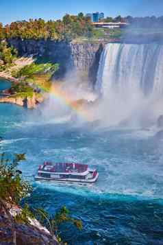 有雾的尼亚加拉瀑布彩虹旅游船马蹄瀑布