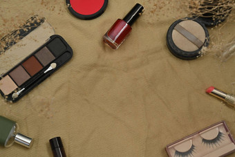 化妆品产品干花米色背景化妆品美护肤品概念