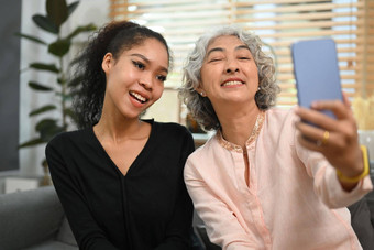 快<strong>乐高</strong>级女人种植女儿谈话<strong>视频</strong>调用采取自拍移动电话