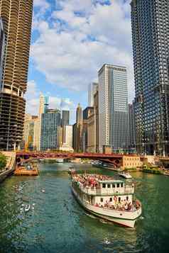 芝加哥船运河排摩天大楼大旅游船通过