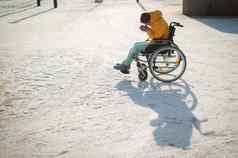 女人哭轮椅在户外冬天