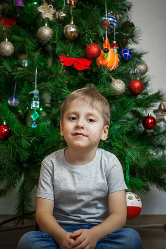 照片美丽的男孩灰色的t<strong>恤</strong>圣诞<strong>节</strong>树相机肖像明亮的房间自然上演了摄影