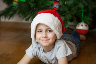照片美丽的男孩灰色的t恤圣诞老人老人他圣诞节树相机肖像明亮的房间自然上演了摄影