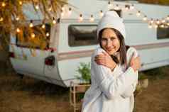 沉思的高加索人女人白色针织毛衣他休息房车温暖的秋天旅行露营者