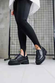 女腿时尚的黑色的紧身裤休闲鞋鞋带皮革鞋子细节时尚的秋天时尚