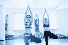 瑜伽类集团人放松瑜伽构成健康健康的生活方式
