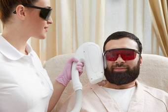 有胡子的男人。激光面部治疗专业美容师美诊所