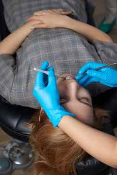 牙医检查牙齿女病人牙科镜子