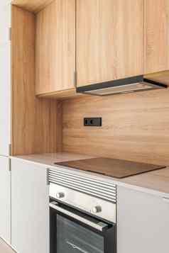 特写镜头一块模块化厨房家具使木现代舒适的厨房室内电器建大理石工作台面罩隐藏的视图内阁炉子烤箱
