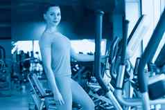 女人锻炼健身房椭圆教练有氧运动培训