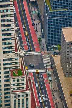 纽约城市十字路口红色的黑色的车道排摩天大楼