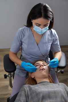 牙医检查牙齿女病人牙科镜子