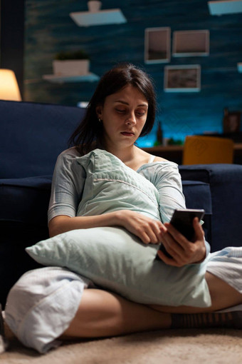 伤心女人抑郁症智能手机浏览互联网