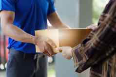 亚洲快递包裹交付物流概念交付男人。携带包客户携带