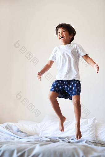 更高的更高的飞跃完整的长度拍摄可爱的男孩玩跳床上首页