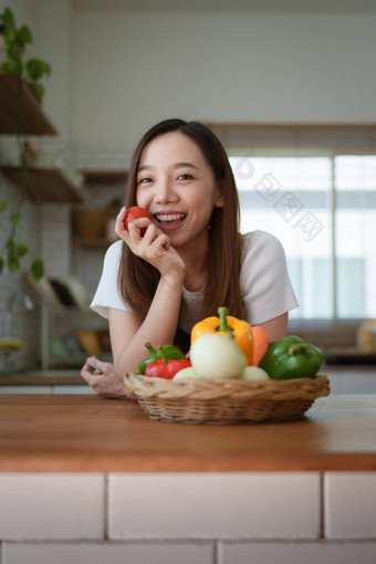 肖像美丽的年<strong>轻</strong>的亚洲女人使<strong>沙拉</strong>首页烹饪<strong>食</strong>物生活方式时刻