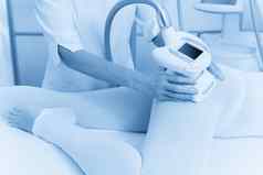 女人特殊的白色西装反脂肪团按摩腿水疗中心沙龙液化石油气身体轮廓线治疗诊所