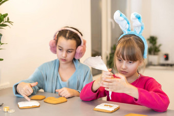 女孩装修饼干盘子巧克力糖衣烹饪对待万圣节庆祝活动生活方式