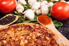 自制的新鲜烤披萨蘑菇西红柿