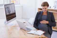 等待满足怀孕了女商人微笑亲切地胃坐着办公室桌子上