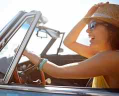 快乐女人旅行微笑路旅行自由夏天假期阳光明媚的在户外女微笑开车幸福旅行开车度假太阳镜他