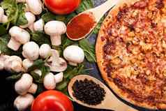 前视图披萨西红柿蘑菇菠菜