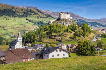 田园景观scuoltarasp村恩加丁瑞士阿尔卑斯山脉瑞士