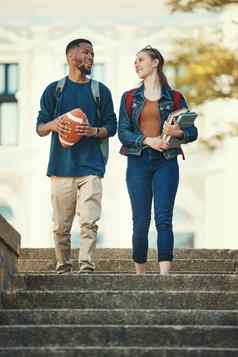 夫妇朋友学生走楼梯大学大学校园书足球球教育体育男人。女人沟通网络学校研究审查