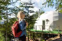 女人自然地理圆顶帐篷绿色蓝色的橙色背景舒适的野营豪华露营假期假期生活方式概念风景优美的在户外小屋