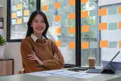 亚洲业务女人工作首页办公室分析金融报告文档会计金融概念