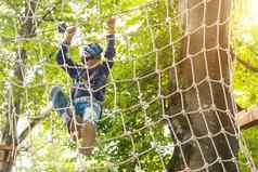 女孩学龄前儿童穿完整的攀爬利用有趣的时间绳子公园竖钩安全设备夏天营活动孩子们冒险公园森林