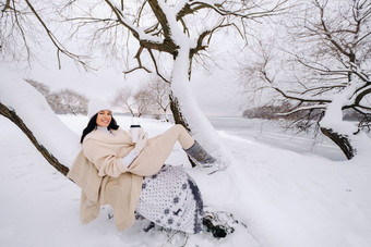 美丽的女孩米色开襟羊毛衫白色他享受<strong>喝茶</strong>雪<strong>冬天</strong>森林湖