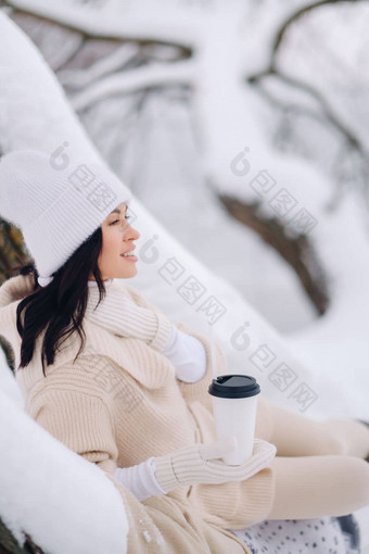 美丽的女孩米色开襟羊毛衫白色他享受喝茶雪冬天森林湖