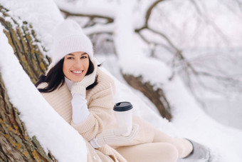 美丽的女孩米色开襟<strong>羊毛</strong>衫白色他享受喝茶雪冬天森林湖