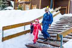 冬天滑雪女孩妈妈。滑雪度假胜地