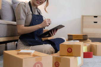 启动小业务企业家自由亚洲女人移动PC盒子快乐的成功在线市场营销包装盒子交付锻造的想法概念
