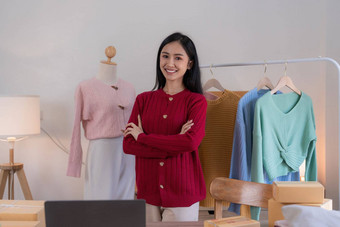 启动小业务企业家自由亚洲女人移动PC盒子快乐的成功在线市场营销包装盒子交付锻造的想法概念
