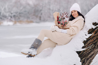 女孩米色开襟羊毛衫冬天花走自然<strong>雪季</strong>节冬天天气