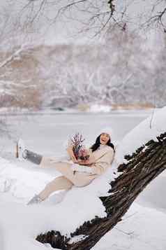 女孩米色开襟羊毛衫冬天花走自然雪季节冬天天气
