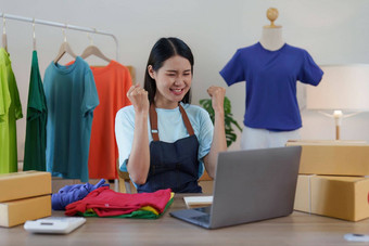 亚洲女人时尚设计师布裁缝有创意的工作集合快乐在线商店老板准备订单航运